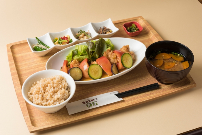 sakura食堂 福島県産トマトと鶏唐揚のさっぱり黒酢炒め