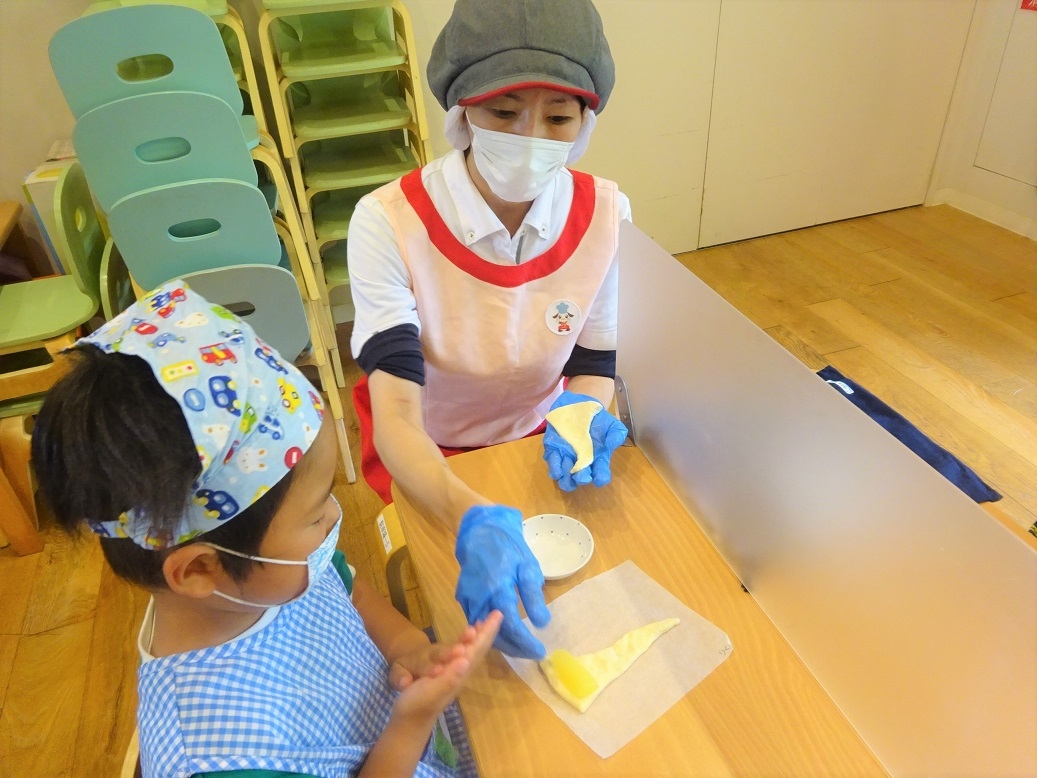 城山保育園南山で実施した「クロワッサン手作り体験」の様子