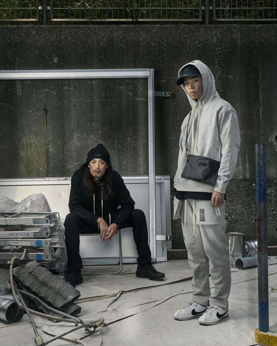 スウェットセットアップはブラックとグレーの2色展開