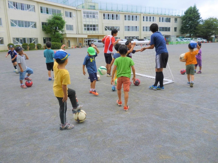 アンフィニ在籍の講師によるサッカー教室。元気よく遊ぶ子どもたち!