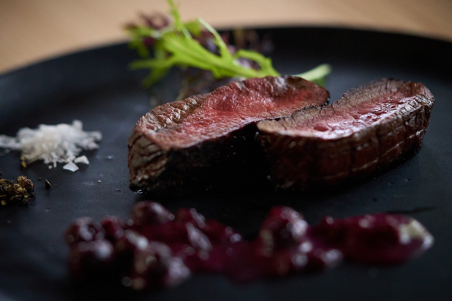 鹿肉のブルベリーソース添え