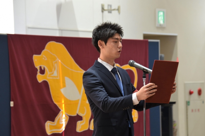 あいさつする長井会長