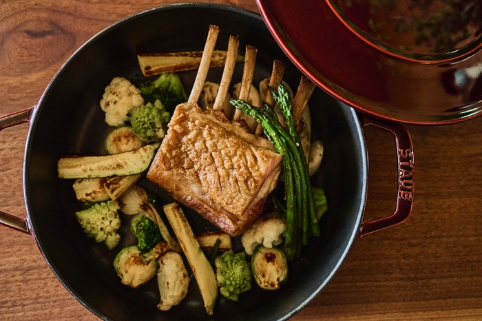 メインディッシュは、熱々のココット鍋で(メニュー一例)