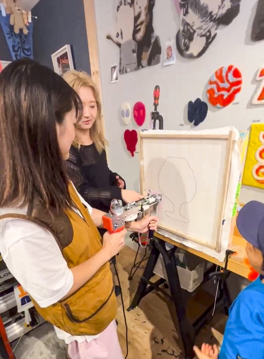 カスタム・ラグのイベントでは、毛糸を打ち込んでラグをつくる「タフティング」が体験できるワークショップも開催。クリエイターとのコミュニケーションを通じてカスタム・ラグの魅力にハマったお客様も多かったそう(今井氏提供)