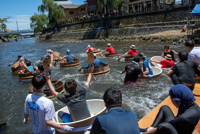 タライ乗り競走3