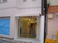 【納入事例レポート】あ、ここにも杉田エース! Vol.32金物店、ゼネコン、弊社の三社が一体となることで実現した新築ビルにおける『エントランスの庇取り付け工事』と『シャッターの柱の化粧工事』は、私のこれからの営業マン人生に大きな意味がある貴重な経験となりました。