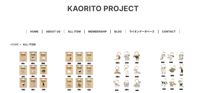 可愛いキーホルダーやピンバッジをセレクト仕入れしたグッズも販売中(キーホルダー¥770/ピンバッジ¥550)