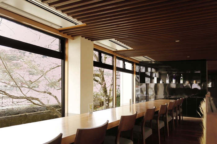 桜も紅葉も見えるカウンター