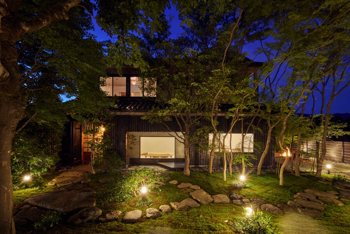 ライトアップされたモダン空間