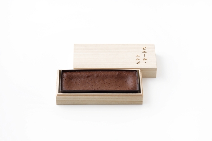 新作:チョコレートのケーキ 5,184円  チョコレートを贅沢に使った濃厚なケーキ。隠し味に厳選した北海道産の小豆のこしあんを使用することで、なめらかでしっとりとした口当たりをお楽しみいただけます。桐箱入り