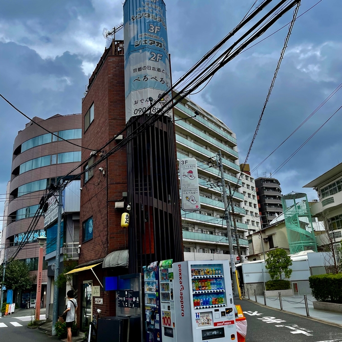 ビルの3階にございます