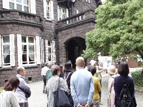 昨年の庭園ガイドの様子