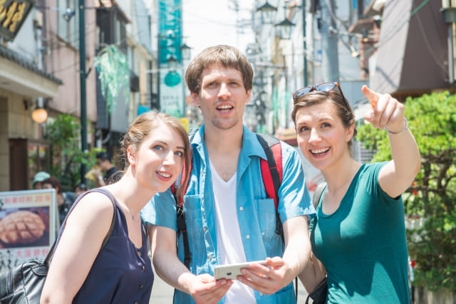 外国人が謎解きゲームを楽しんでいるイメージ