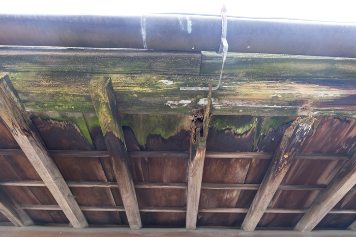 庇(ひさし)の老朽化