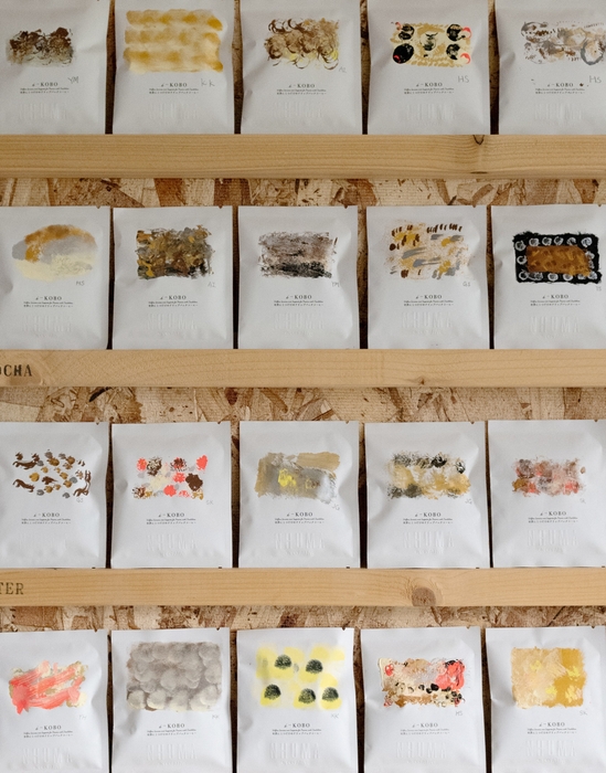 地域の障がい福祉事業所と作る「ART COFFEE」1点1点手描きでパッケージにアートが描かれている