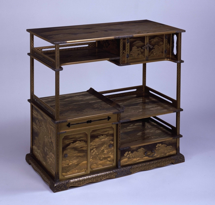 4. 桜松蒔絵書棚(さくらまつまきえしょだな) 江戸時代・18世紀 2月14日(火)~5月7日(日) 本館8室にて展示