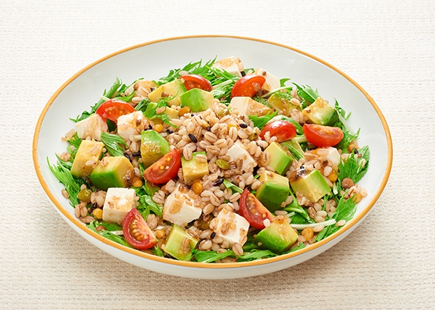 (調理例) もち麦と豆腐とアボカドのグレインズサラダ