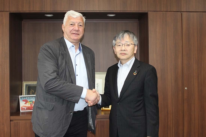 平野学長（右）とがっちり握手するディミトロフ市長（左）