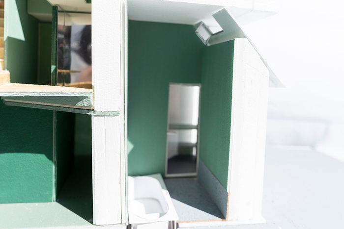 上から水が降ってくる!?お風呂で滝あそび