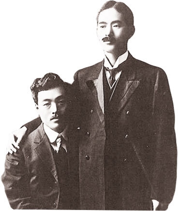 石塚三郎初代東洋厚生製薬所所長(右) 野口英世博士(左)