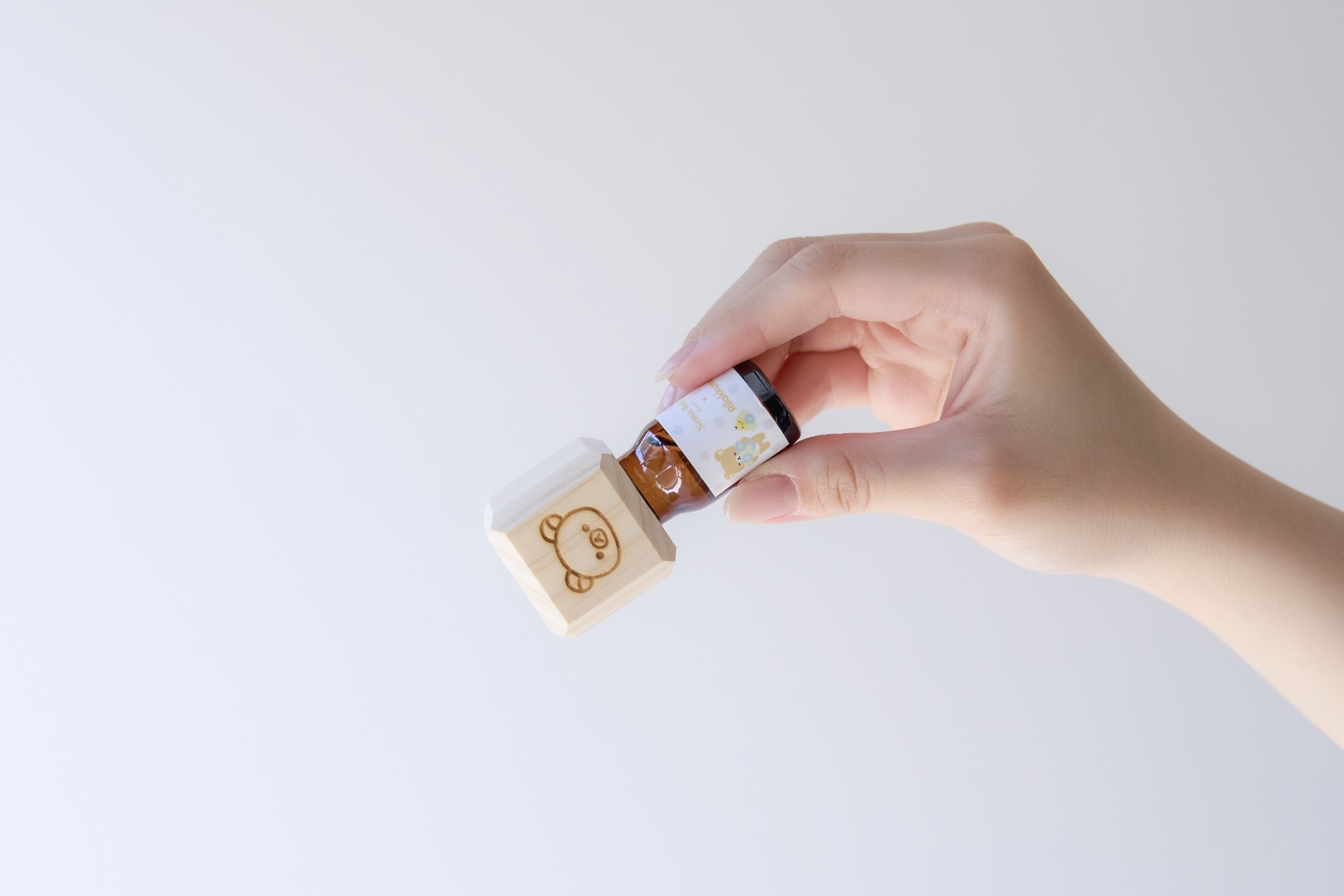 傾けると、木製キャップに精油が浸透しアロマがほんのり香る仕組み