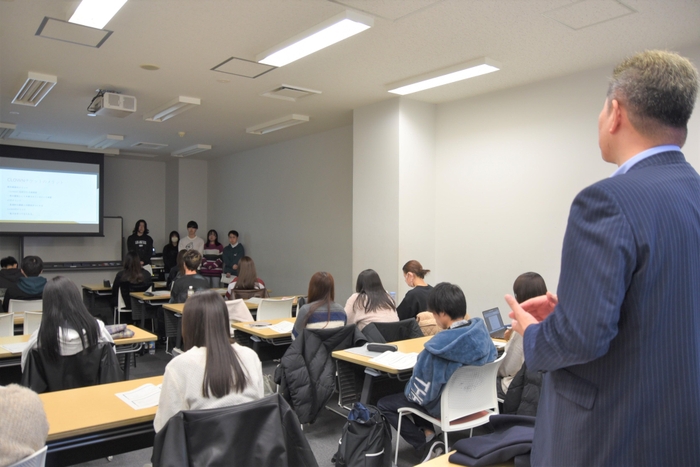 「+α」案について質問するATグループの担当者