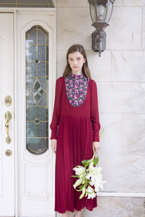 フロントヨークアコーディオンプリーツワンピース　73&#44;700円(税込)