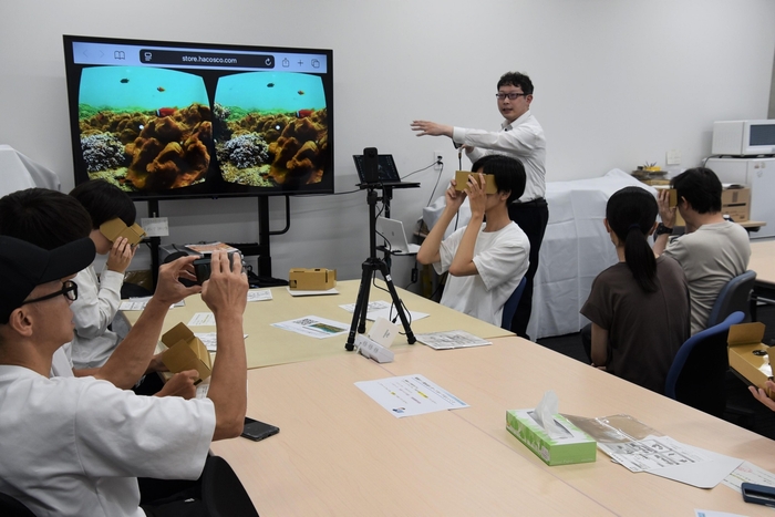 都市情報学部の模擬ゼミでスマホでVR体験