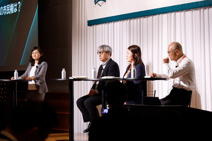 パネリスト(左から):株式会社日立製作所 佐藤 正樹 氏、 パナソニックコネクト株式会社 川口 美樹 氏、株式会社クラレ 大久保 浩之 氏