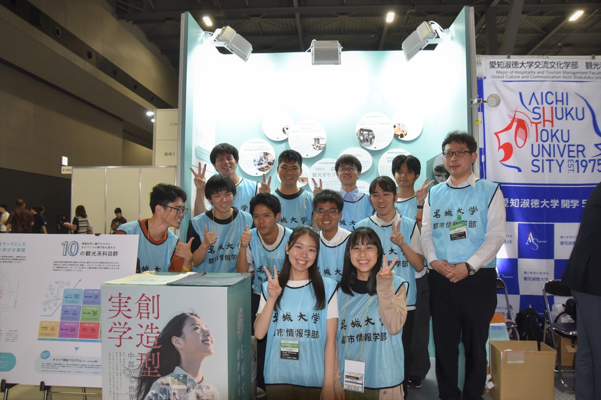 ブースの前で森准教授(右)と学生たち