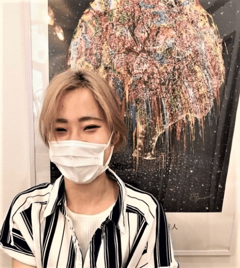 【写真3:店内に飾られている「障がい者アーティスト 山下重人氏」のアートポスターと自社スタッフ】