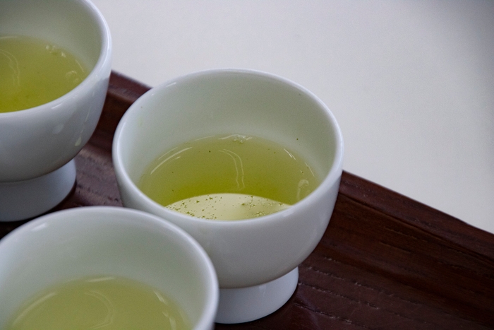 高級な日本茶で確認する事が出来る 毛茸(もうじ) と呼ばれる新茶葉を優しく守っている、葉の毛の写真。