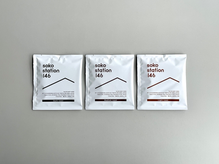 当店を象徴する三角屋根のモチーフと豆の色味をイメージしたカラーリングで視覚的な工夫を。