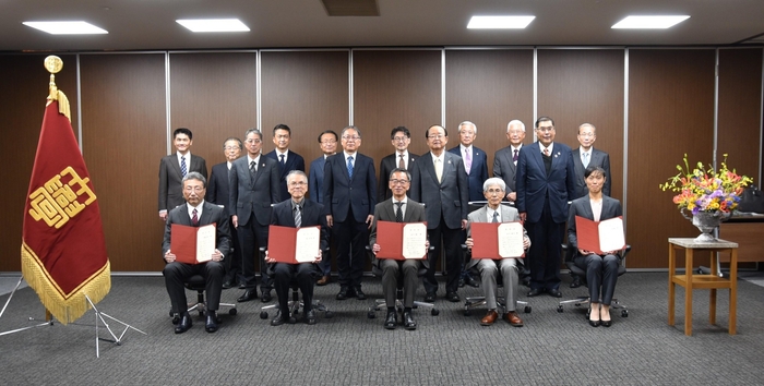 永年勤続者表彰を受けた皆さん(前列)