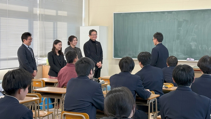 生徒たちにメッセージを送る 代表取締役社長執行役員:桜井 伝治及びNI+C講師陣