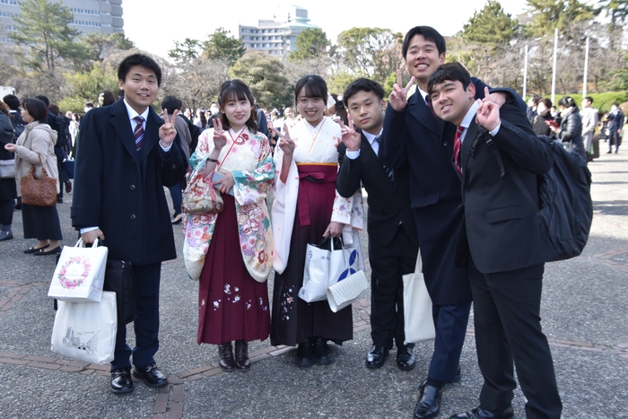 会場の外ではあちらこちらで記念撮影