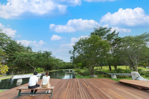 【NIWA】昨年リニューアルした23,000㎡のエリア内には森のさんぽみちや四季をうつす水鏡、木もれびが心地よいテラスがあります