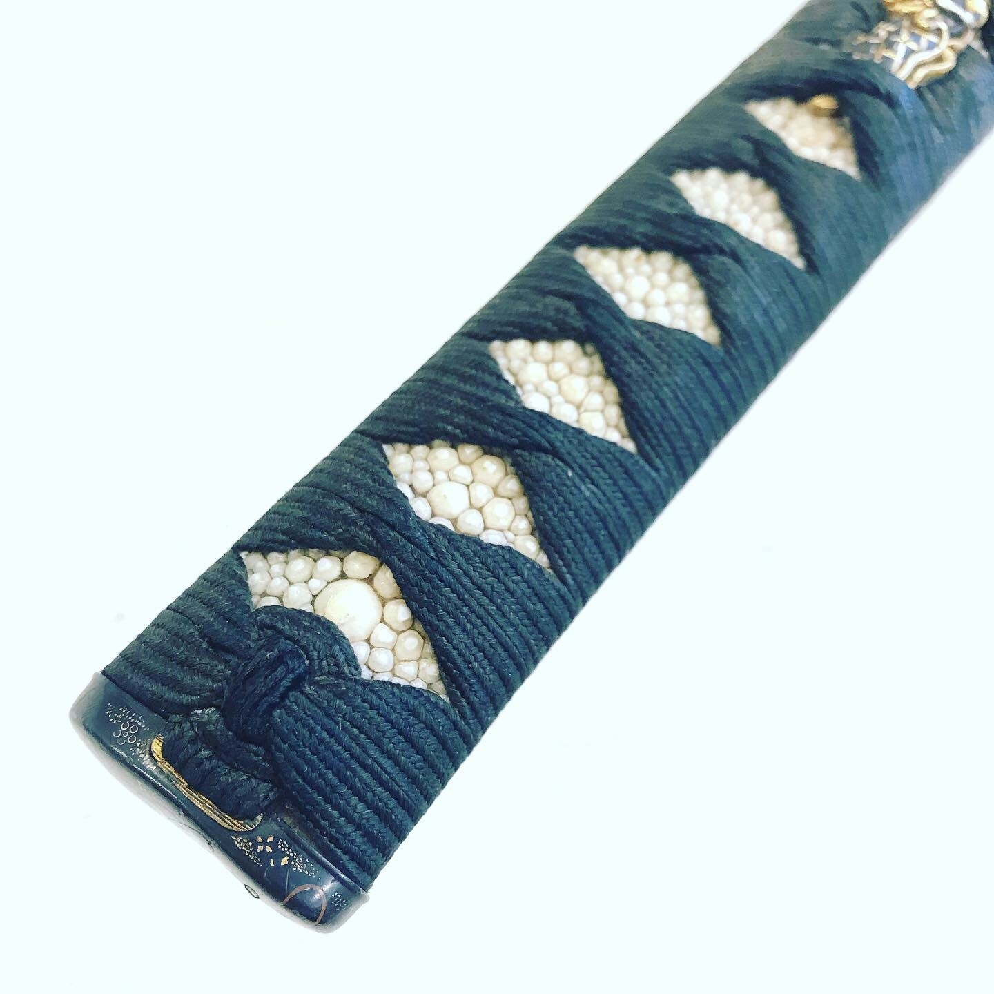 柄の中に必ずエイ革が使われている