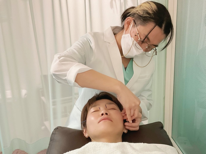 院長 施術中の様子