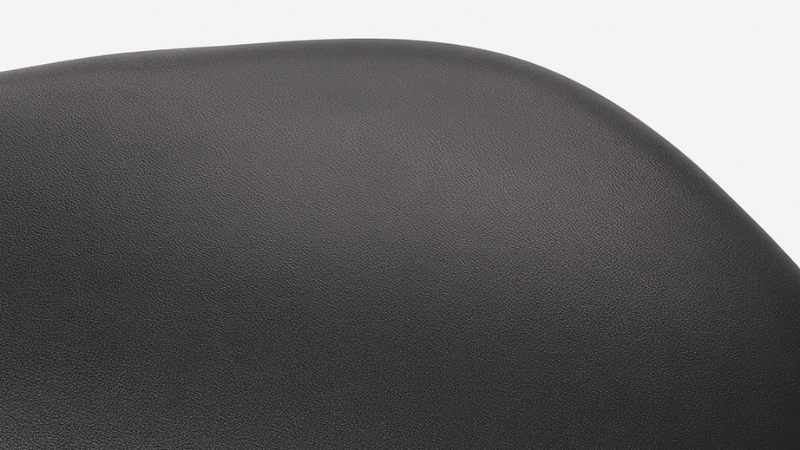 素材には高品質なブラックレザーを採用