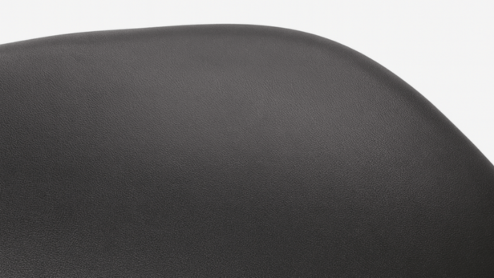 素材には高品質なブラックレザーを採用