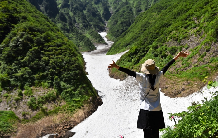 魚沼市 中荒沢の「万年雪」(1)