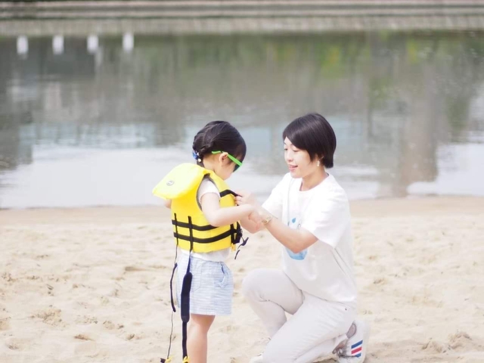 (右)NPO法人 アクアキッズセーフティプロジェクト代表・すがわらえみさん