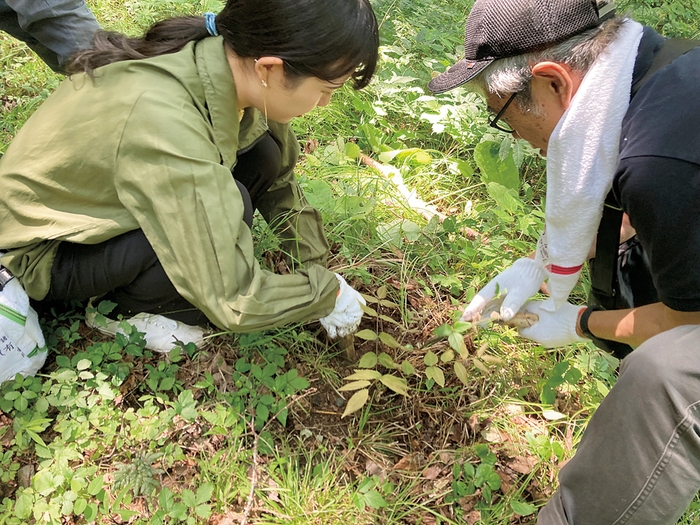 ご息女と共に黒森漆を視察する十時氏