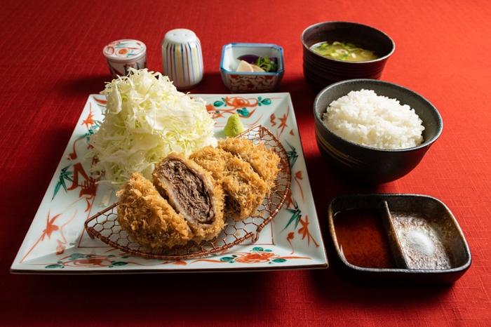 重ね丑かつセット(ご飯、味噌汁、キャベツ付)。だし醤油とわさびで頂きます。