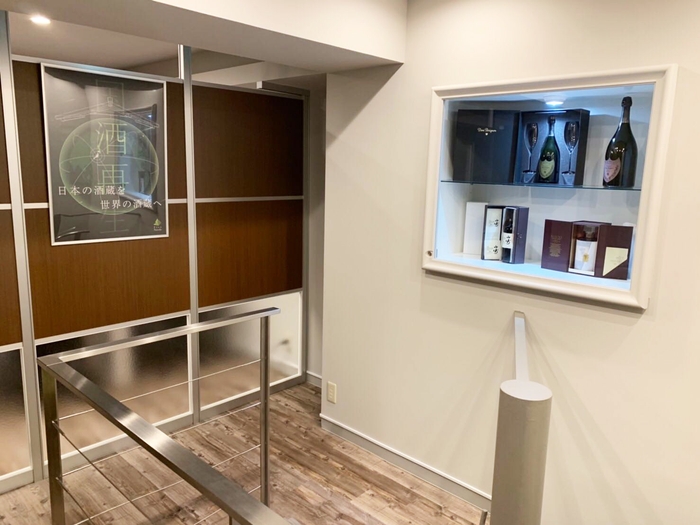 お酒買取専門店ファイブニーズ 新宿歌舞伎町店 店内ディスプレイ