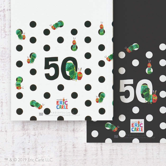 はらぺこあおむしが顔を覗かせる穴をドットに見立て、どこから出てくるのかワクワクするようなデザイン