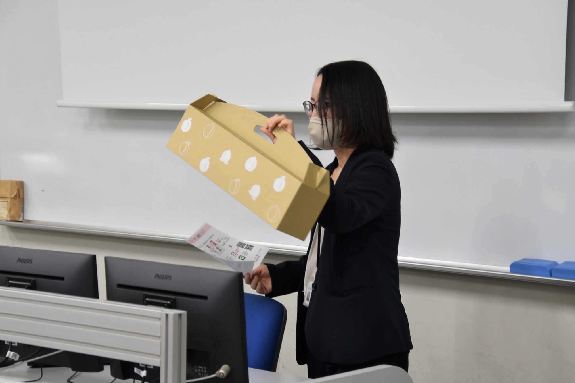 パッケージ発注までのスケジュールなどを説明するJAの担当者