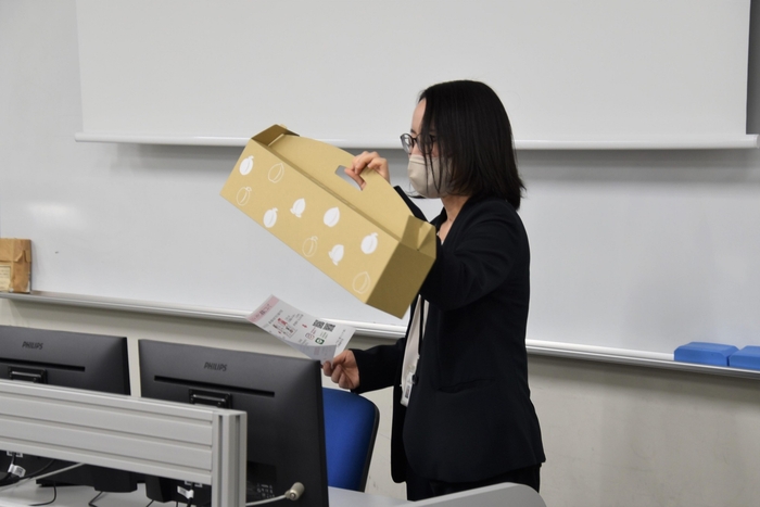 パッケージ発注までのスケジュールなどを説明するJAの担当者