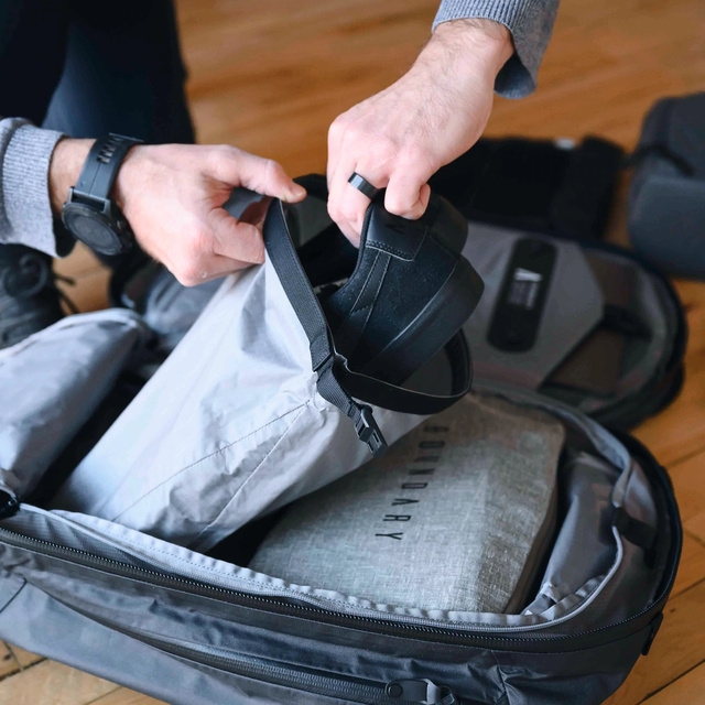 靴を入れても周りは汚れない!LT Dry Bagはバックパックにもれなく付いてます!!